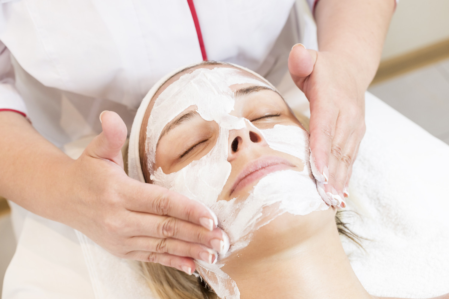 Process,Cosmetic,Mask,Of,Massage,And,Facials,In,Beauty,Salon